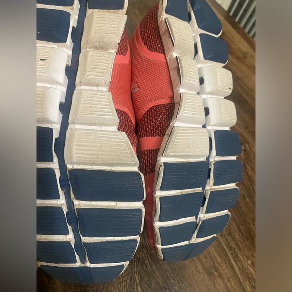 On Running Women's Athletic Shoes - Picture 8 of 9